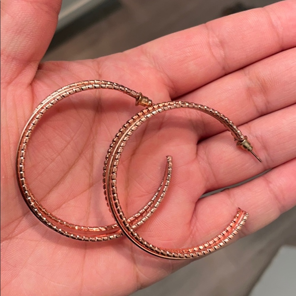 Gold ear ring